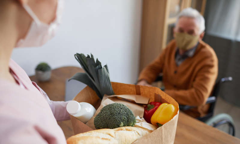 Benzodiazepine nella tisana dell’anziana che accudiva per derubarla: badante ai domiciliari