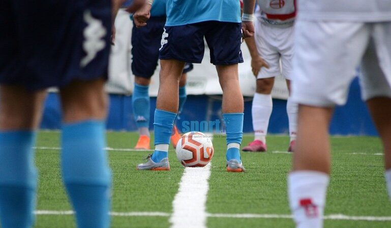 «Nostro nipote escluso dalla squadra di calcio a 14 anni perché troppo basso»