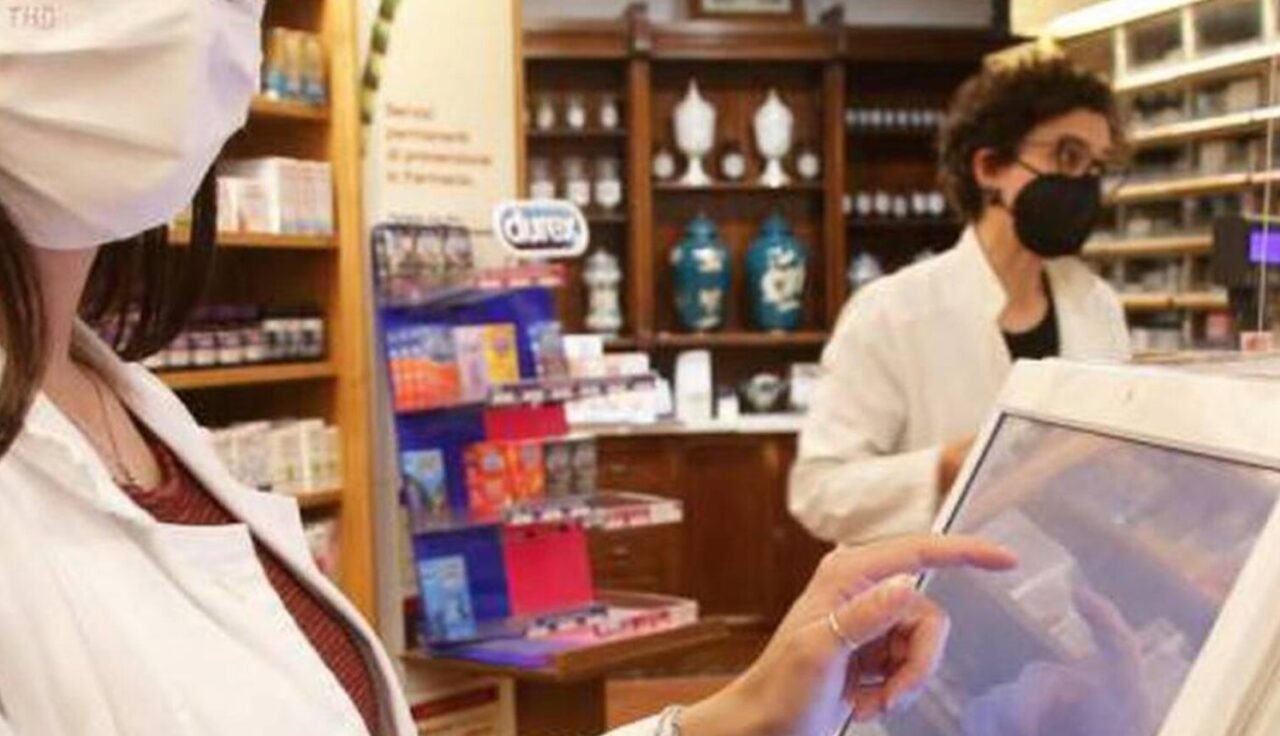 Assalto alle farmacie per il Green Pass: “Non siamo mica stamperie”