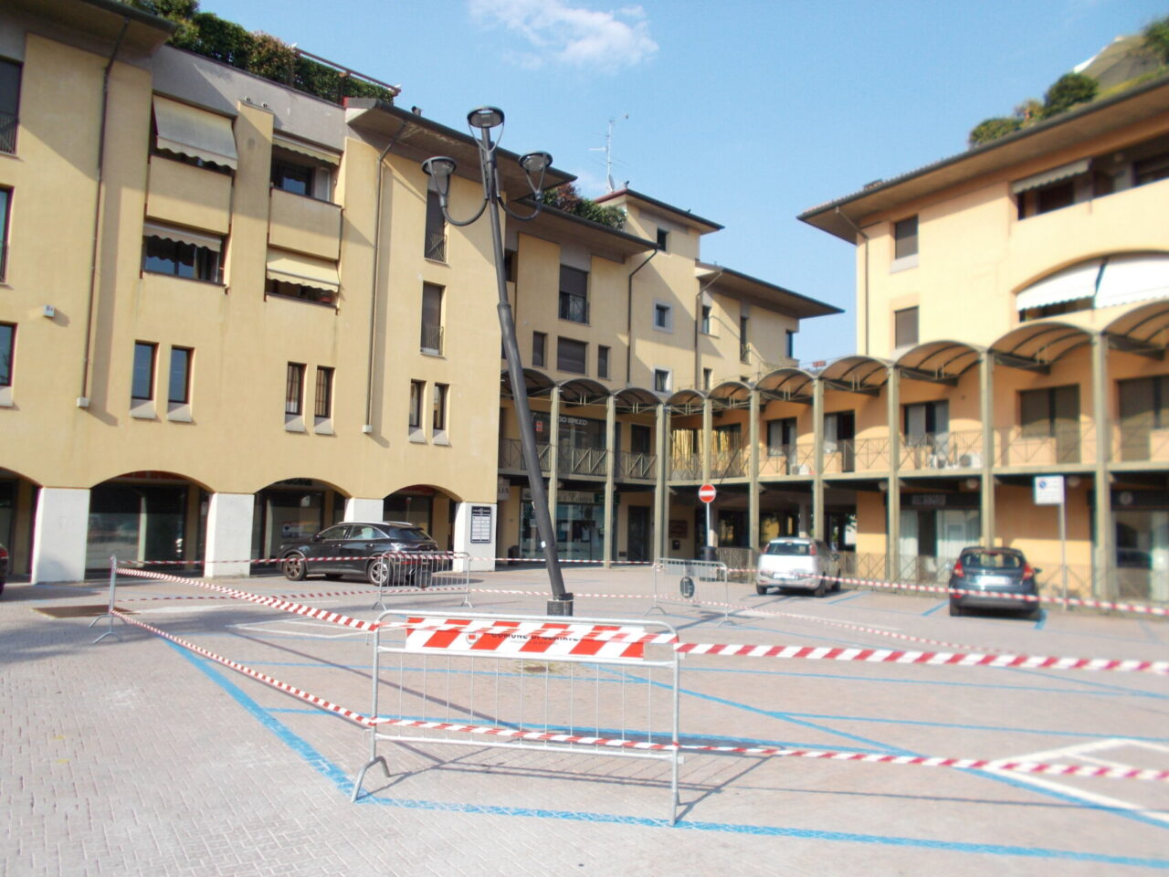 Seriate, urta e piega un palo dell’illuminazione: individuato e multato il camionista