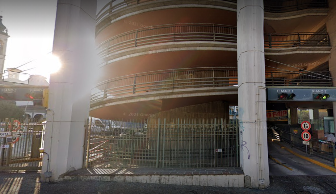 Via Manzù, uomo muore cadendo dal terzo piano del parcheggio Triangolo