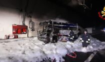 Pullman diretto a Livigno prende fuoco in galleria, 25 ragazzini salvati dall'autista eroe