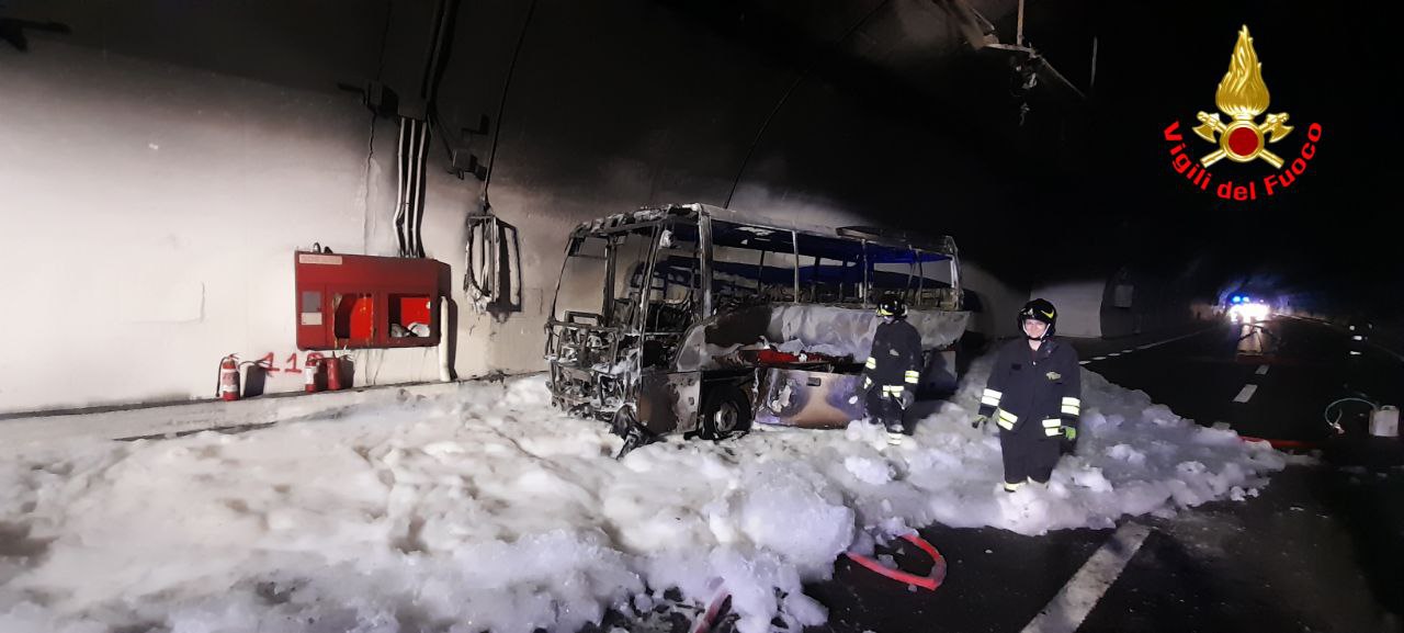 Pullman diretto a Livigno prende fuoco in galleria, 25 ragazzini salvati dall’autista eroe