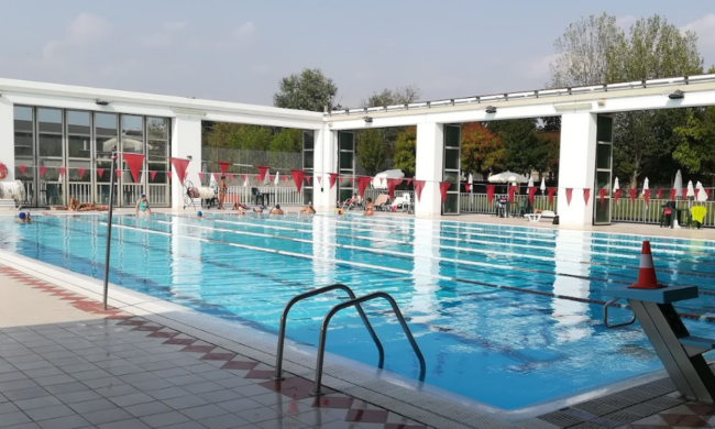 Incidente in piscina: bimba di tre anni finisce sott’acqua, soccorsa in codice rosso