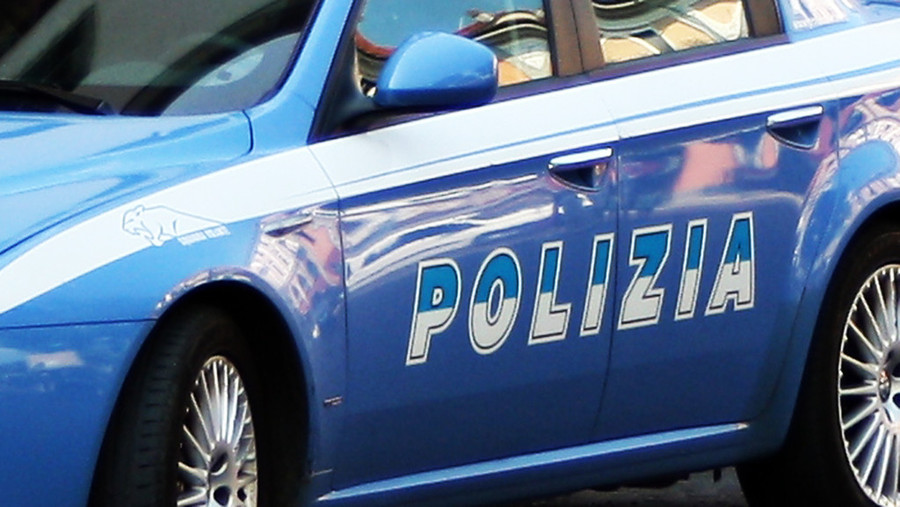 Blitz della polizia, smantellata banda di spacciatori: 23 persone arrestate e portate in carcere