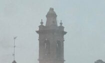 Foto e danni del nubifragio sulla Bergamasca: a Treviolo crolla la statua del campanile