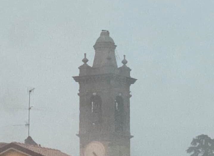 Foto e danni del nubifragio sulla Bergamasca: a Treviolo crolla la statua del campanile