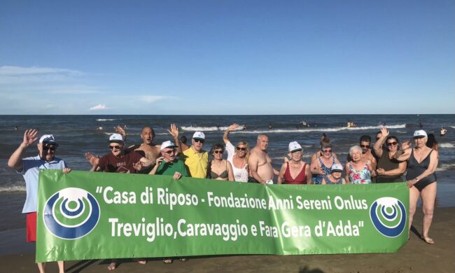 Il bel video delle vacanze al mare degli ospiti della Rsa Anni Sereni dopo l’incubo Covid