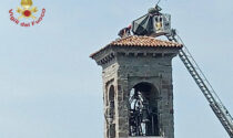 I vigili del fuoco riparano il campanile di San Bernardino a Lallio danneggiato dalla tempesta