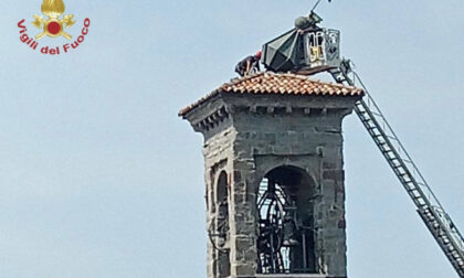I vigili del fuoco riparano il campanile di San Bernardino a Lallio danneggiato dalla tempesta