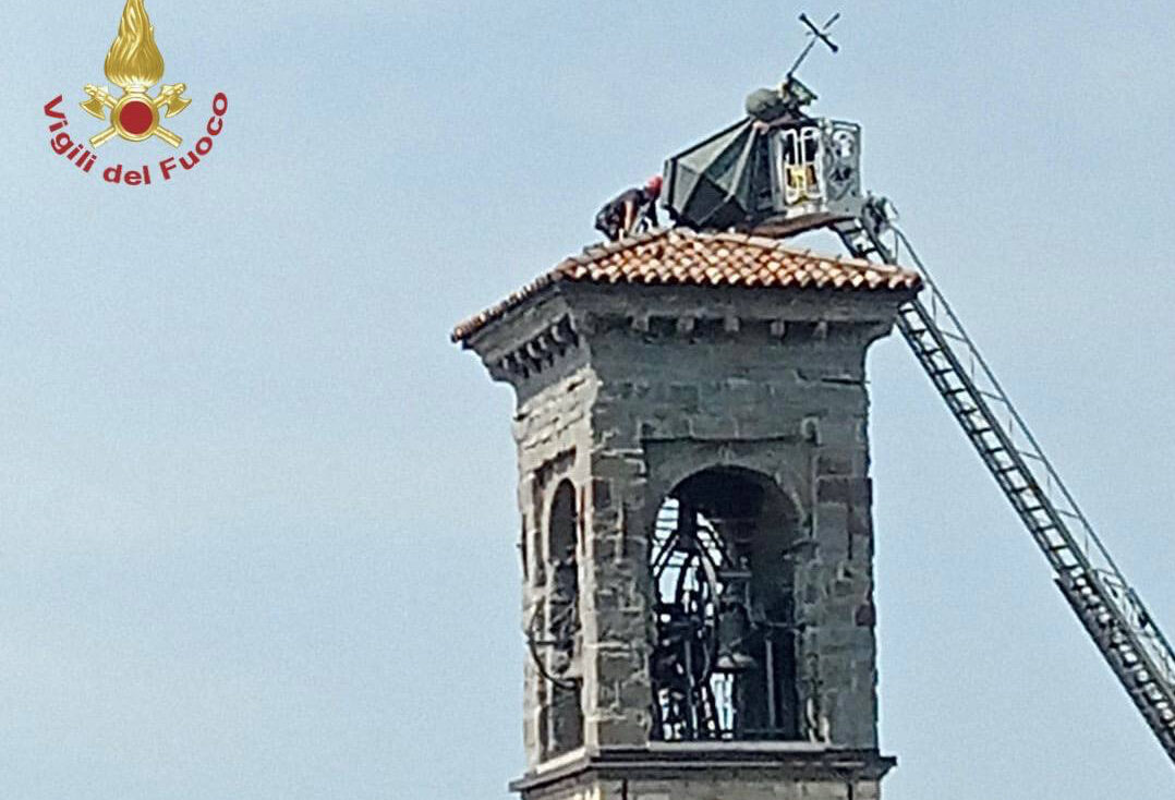 I vigili del fuoco riparano il campanile di San Bernardino a Lallio danneggiato dalla tempesta