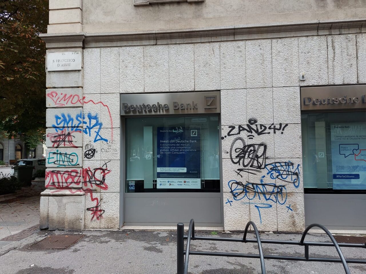La Lega denuncia spaccio e degrado alla stazione e sul viale. Il Comune: «Arredi fatiscenti? Esagerato»