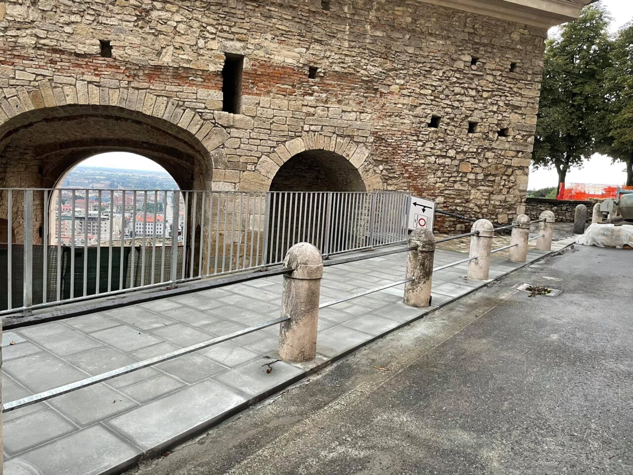 Porta San Giacomo, non convince la nuova ringhiera: «Balaustra da villetta a schiera»