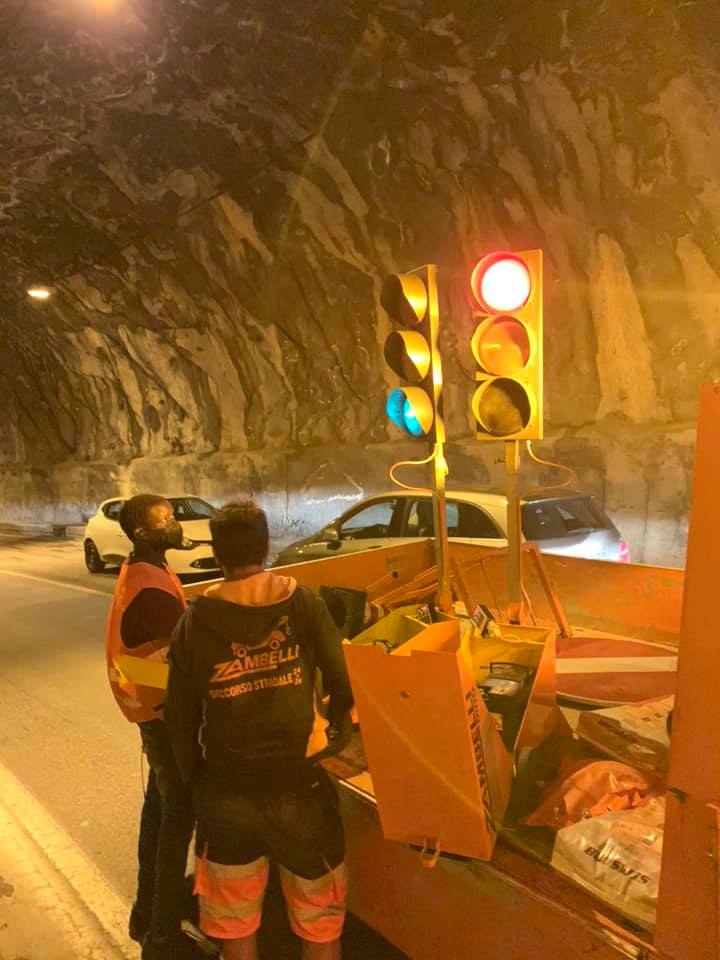Detriti staccati per il maltempo: riaperta a senso unico alternato la galleria di Tavernola