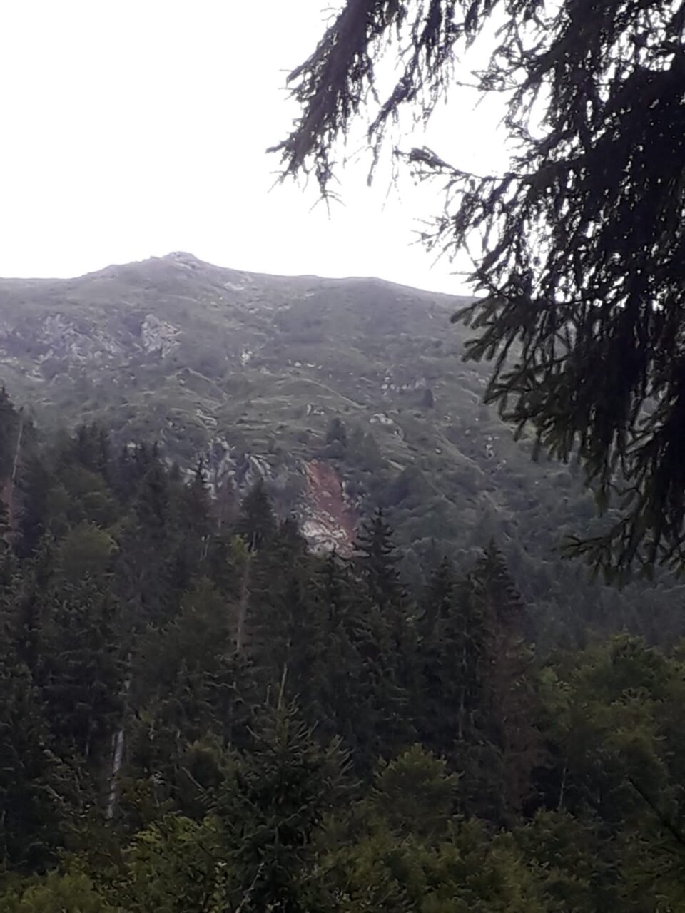 Valbondione, grossi massi franano sulla mulattiera che porta al Curò. Chiusa la strada