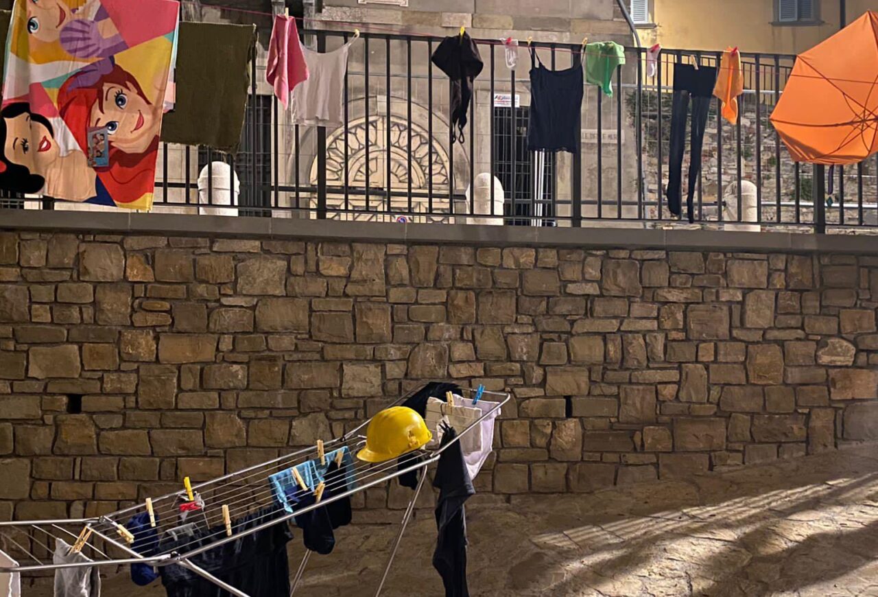 Protesta goliardica a Porta San Giacomo: panni stesi sulla ringhiera