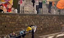 Protesta goliardica a Porta San Giacomo: panni stesi sulla ringhiera