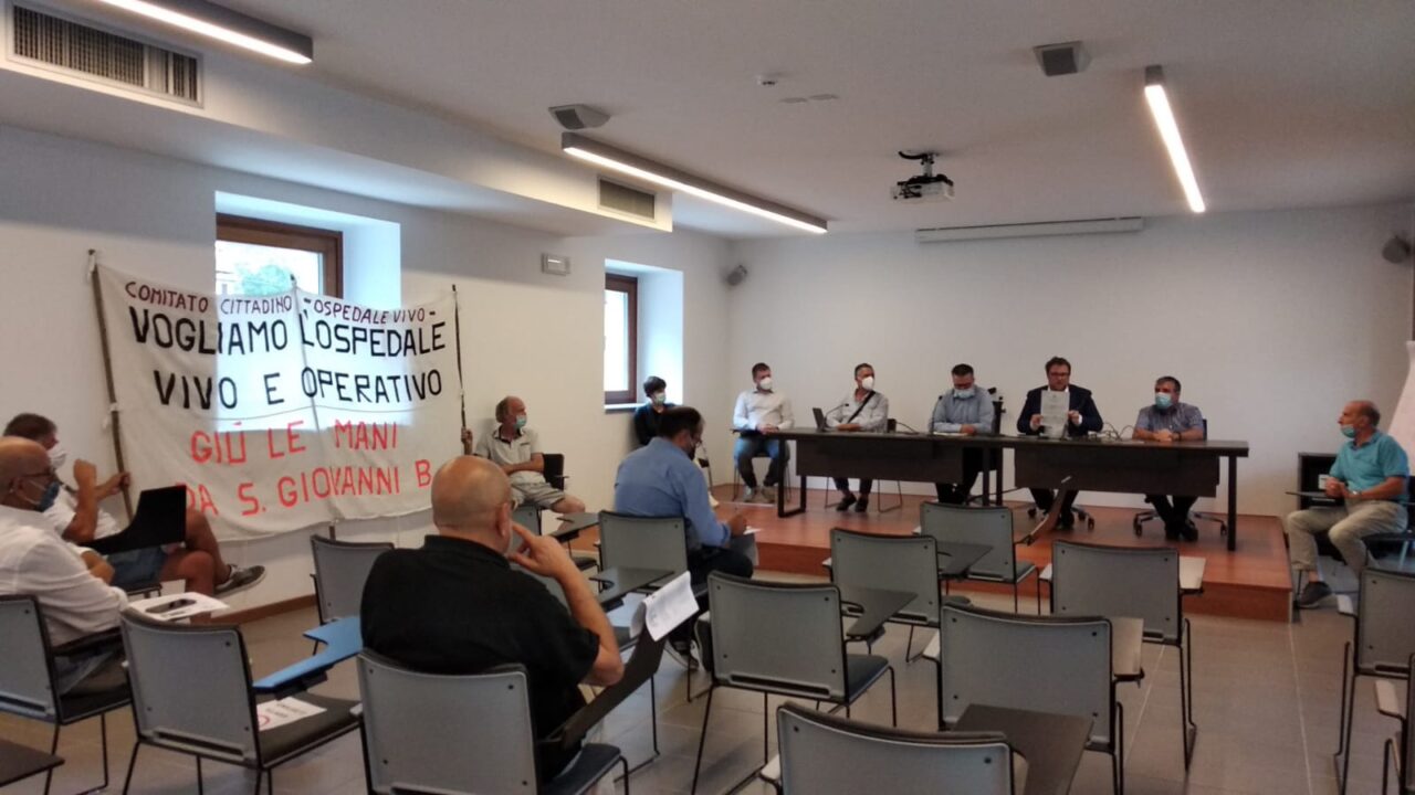 Multati perchè in corteo per l’ospedale, i sindaci pronti a riconsegnare le fasce tricolori