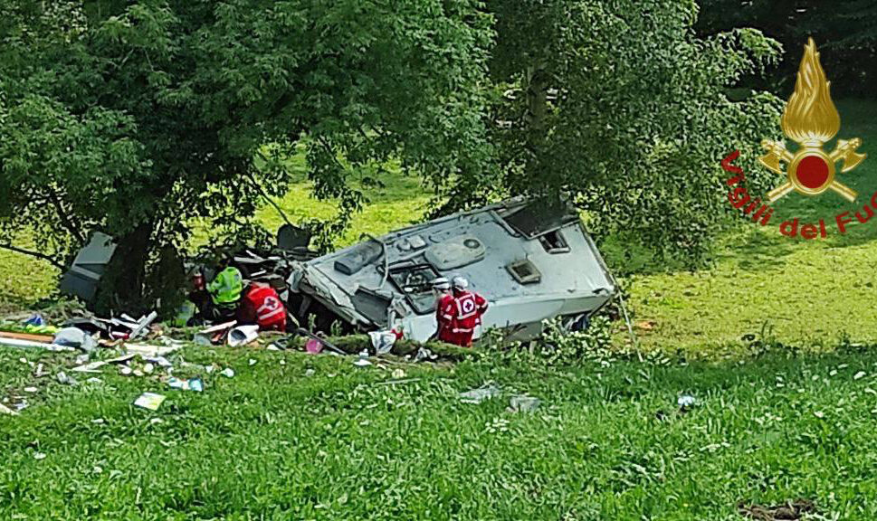 Camper finisce in un dirupo a Camerata Cornello: morto un francese, ferita la moglie
