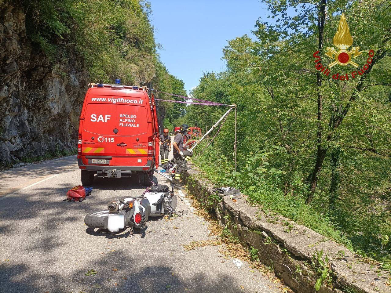Camerata Cornello, per evitare un ciclista finisce nella scarpata: grave un centauro