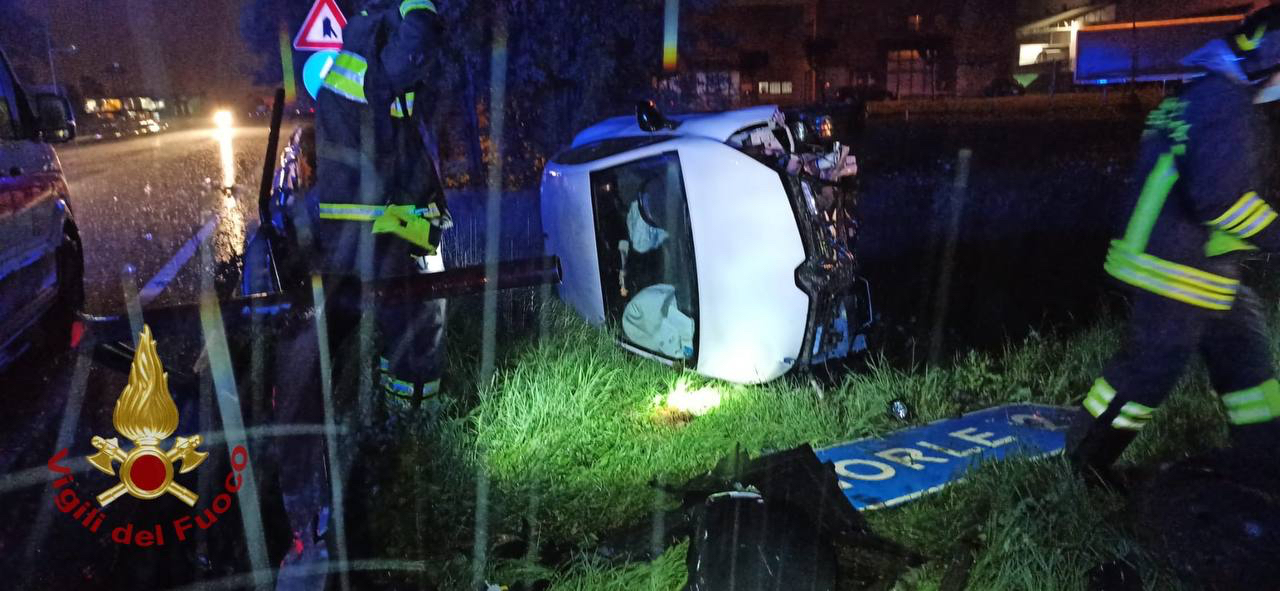 Automobile si ribalta in un campo a lato della strada: ferite mamma e figlia di 10 anni