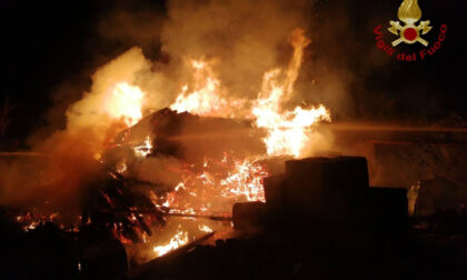 Calcio, va a fuoco un deposito edile: distrutti dalle fiamme pannelli da cantiere e legna