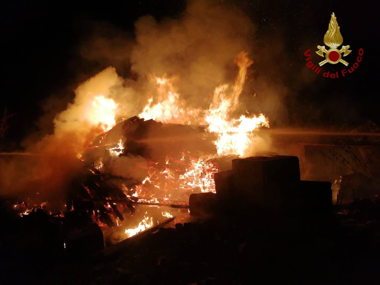 Calcio, va a fuoco un deposito edile: distrutti dalle fiamme pannelli da cantiere e legna