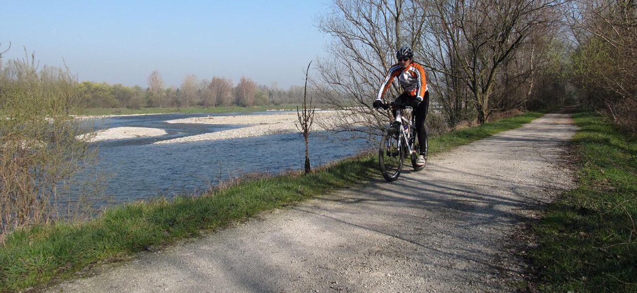Il Serio in piena porta via (ancora) un pezzo di pista ciclabile a Ghisalba