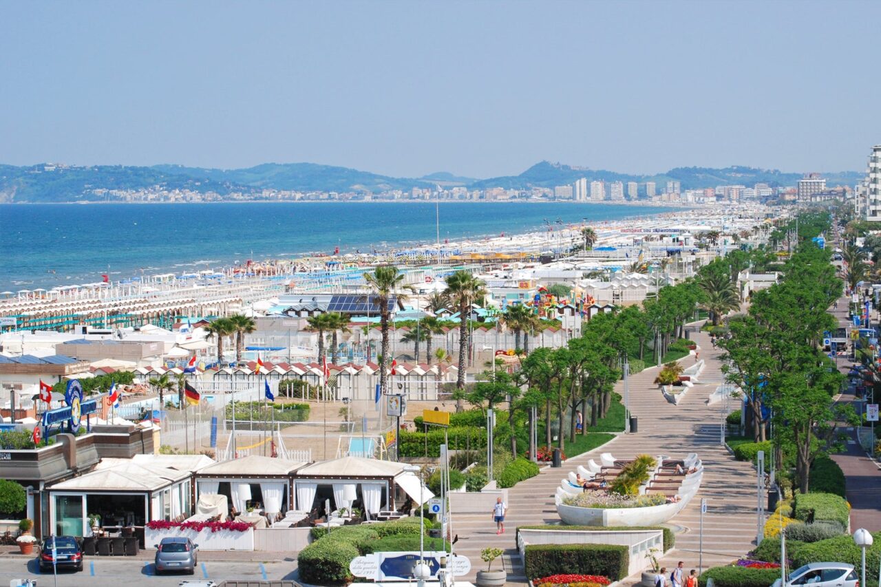 Rapinano un turista a Riccione: denunciati sei giovani residenti in Bergamasca