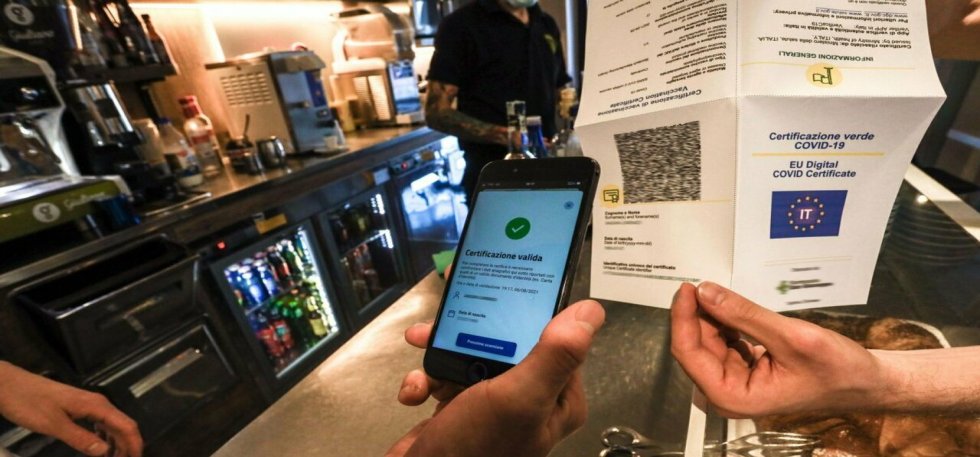 Al bar senza Green Pass, multati cliente e titolare. In via Novelli tre verbali per consumo di alcolici