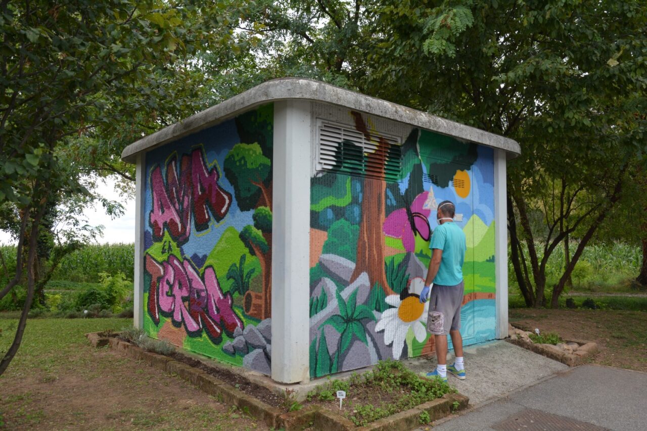 A Cavernago il murales dei ragazzi per abbellire la grigia cabina dell’Enel
