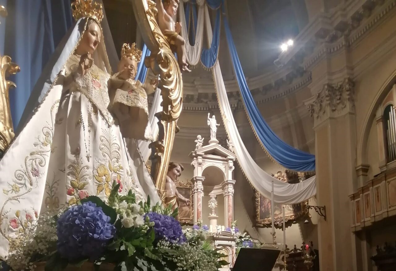 Sabato Carona chiude il Centenario della parrocchiale con la Processione delle Rose