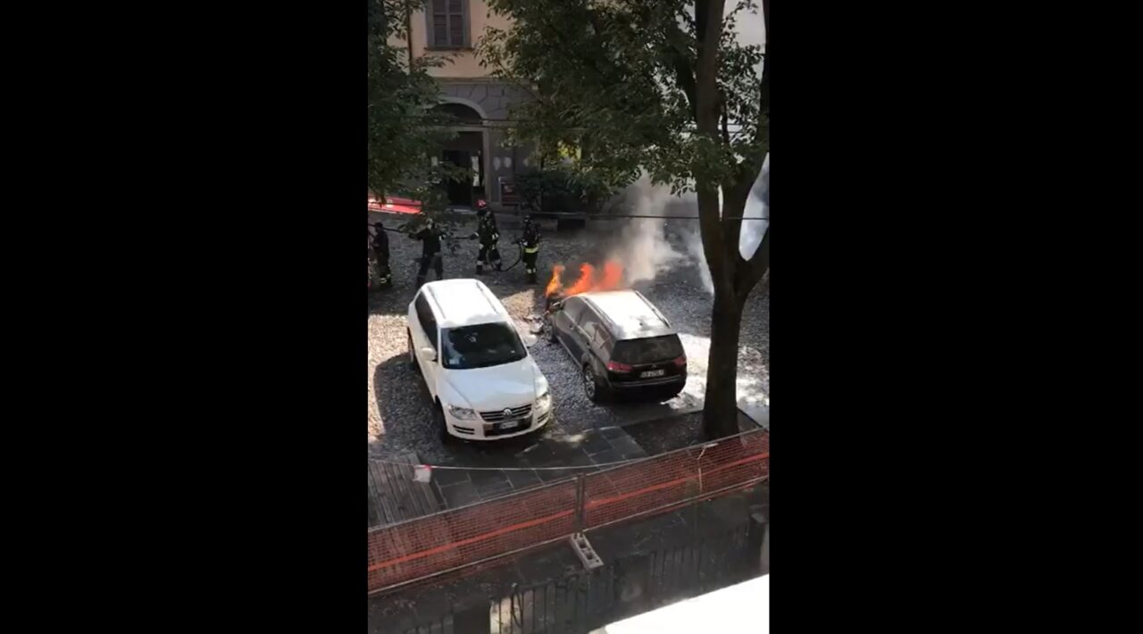 Il video dell’auto in fiamme in piazza Mercato del Fieno in Città Alta: ha preso fuoco da sola
