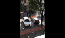 Il video dell'auto in fiamme in piazza Mercato del Fieno in Città Alta: ha preso fuoco da sola
