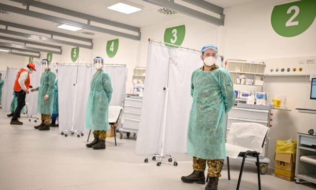 Il medico: «Vengono controvoglia a vaccinarsi e fanno tutti “i professorini”. Che rottura!»