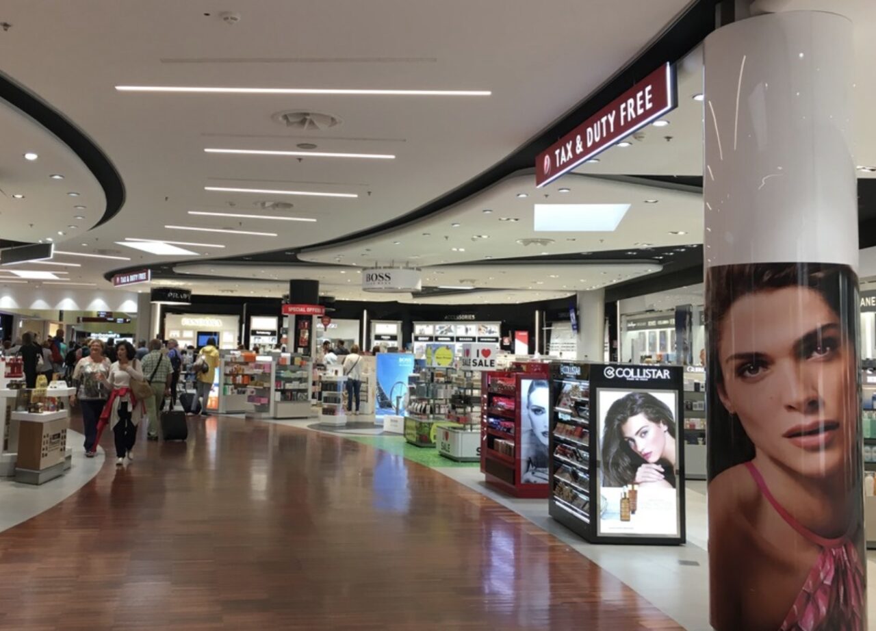 Rubano profumi pregiati al “duty free” dell’aeroporto: fermati due turisti bielorussi