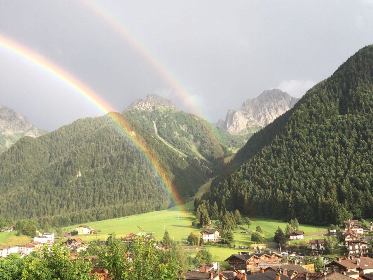 Mezz’ora di tempesta sulle Valli e in città, poi spuntano doppi arcobaleni. Danni in piazzale Alpini e a Treviglio