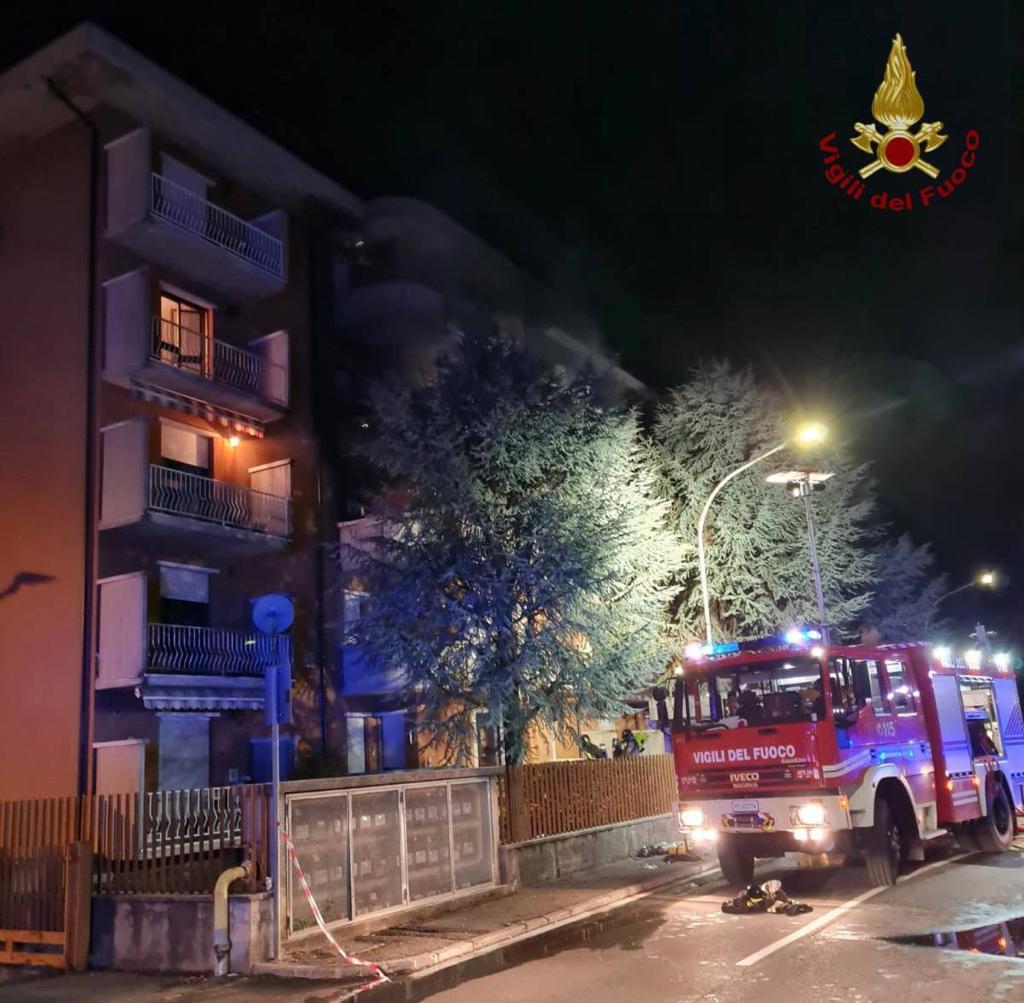Incendio nella notte in un appartamento a Cene, evacuata l’intera palazzina