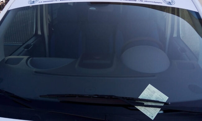 Pulmino per il trasporto dei disabili multato perché… parcheggiato al posto dei disabili