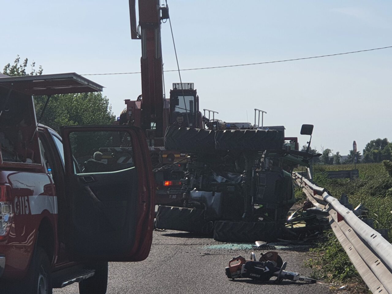 Si ribalta con il trattore contro il guardrail: muore schiacciato un settantenne