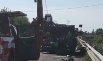 Si ribalta con il trattore contro il guardrail: muore schiacciato un settantenne