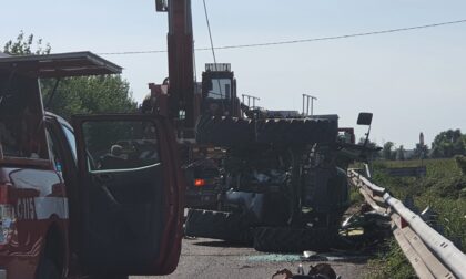 Si ribalta con il trattore contro il guardrail: muore schiacciato un settantenne