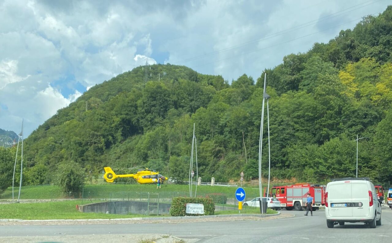 Schianto tra due automobili in Val Gandino: morto un uomo di 86 anni, ferite due donne