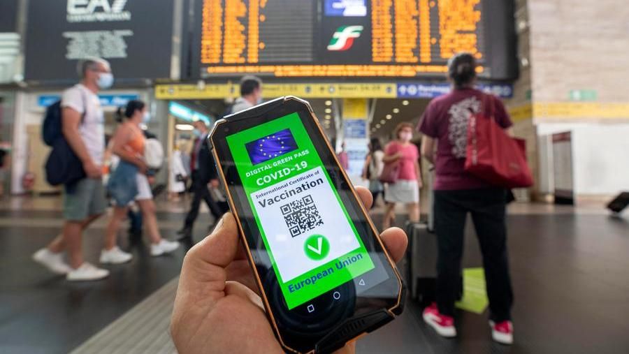 Il sottosegretario Costa: «Green pass obbligatorio anche per lavoratori pubblici e trasporti»