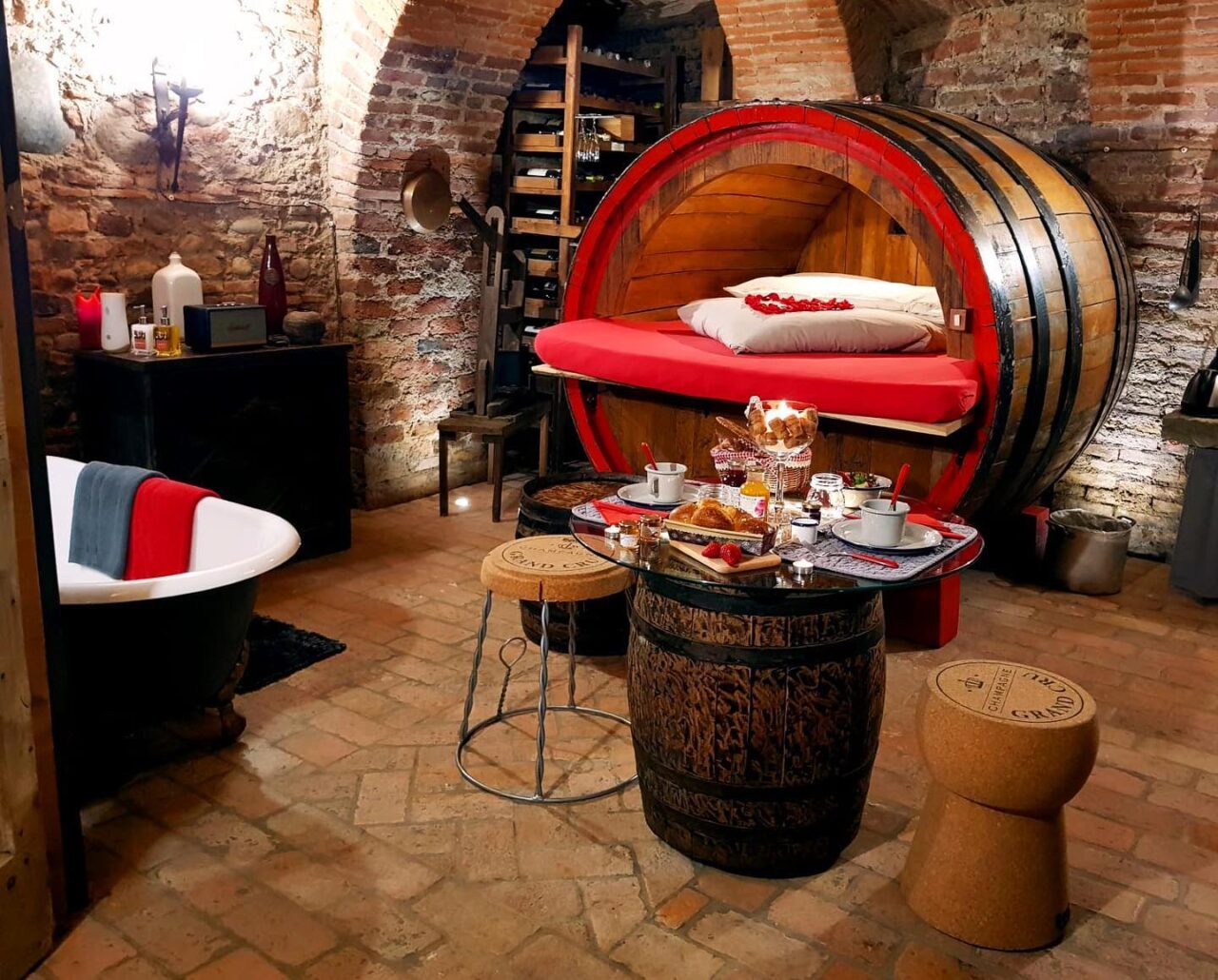 I due luoghi più originali dove dormire? In una botte a Capriate e nella stalla a Piazzatorre