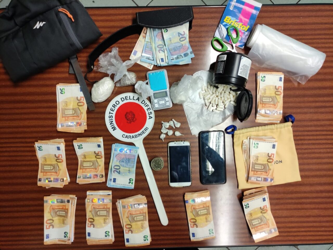 Nascondeva in casa cocaina, hashish e 10mila euro in contanti: arrestato 34enne tunisino