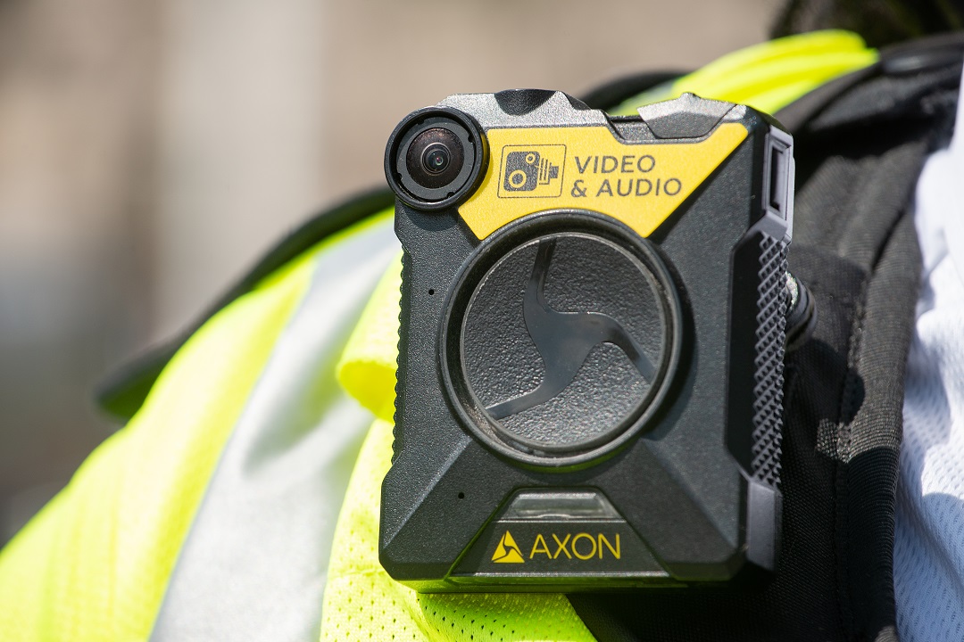 L’Associazione poliziotti italiani dona cinque bodycam e un defibrillatore a Bergamo