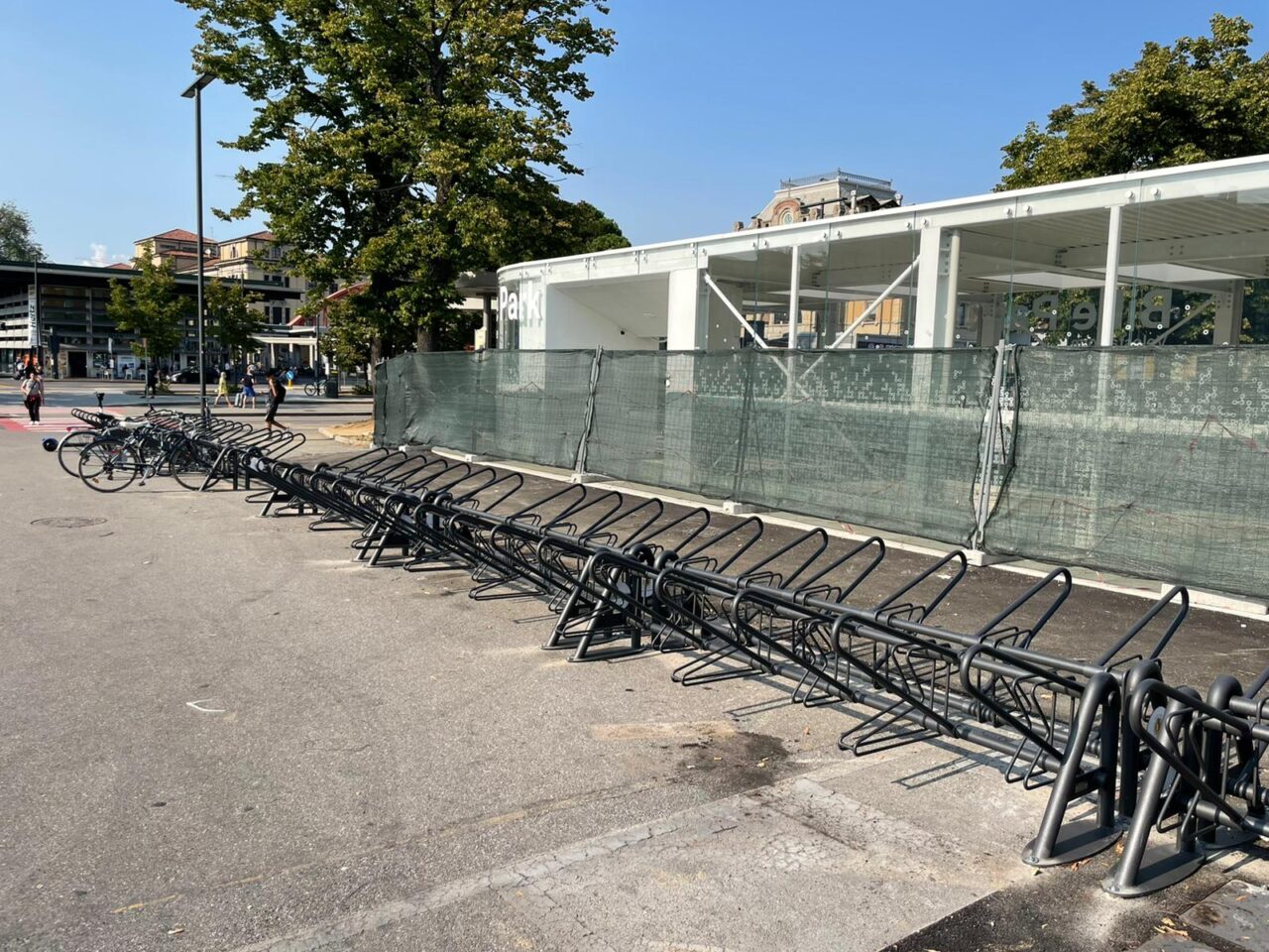 Alla stazione arrivano altri 100 posti per le biciclette: ecco le nuove rastrelliere