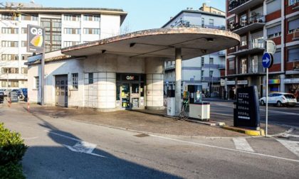 Via Baschenis, via ai lavori del nuovo parcheggio. Al posto dell’ex distributore una rotonda
