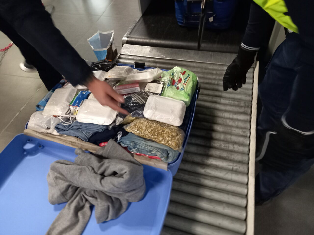 Prodotti elettronici e abbigliamento: in dogana sequestrati oltre 8mila capi contraffatti